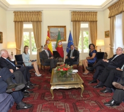 Sus Majestades los Reyes durante su encuentro con el Primer Ministro de la República Portuguesa, Pedro Passos Coelho, su esposa y las delegaciones ofi